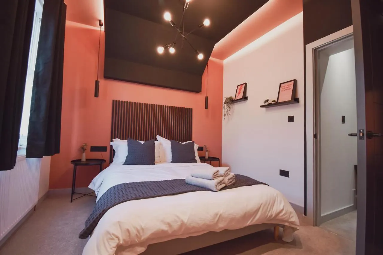 Central Stays - Luxury 3 Bedroom House In Central Chester Sleeps 6 Holiday home