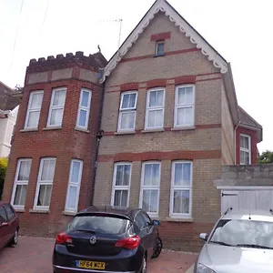  Apartment Great Location - Spacious 2 Bed With Off Road Parking. United Kingdom