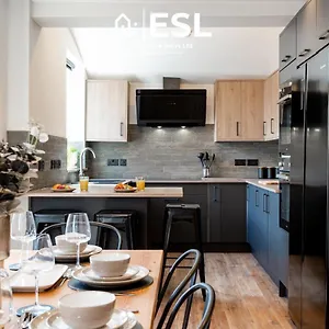 Holiday home 5 Bedroom Townhouse Perfectly Located 2 Mins Walk From The Train Station, Chester