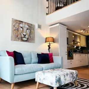 Apartment Jungle Escape, With Parking & Terrace, Chester