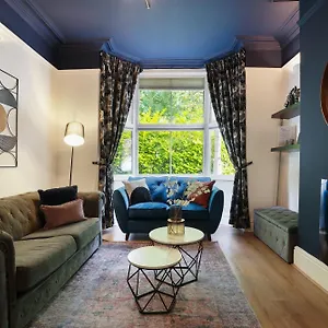  Holiday home Centre Racecourse Retreat: Family & Contractor-friendly 3-bed United Kingdom